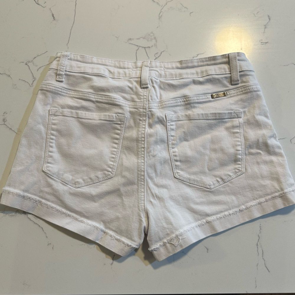 KanCan White Distressed Shorts 2” Size 32 - Picture 4 of 7